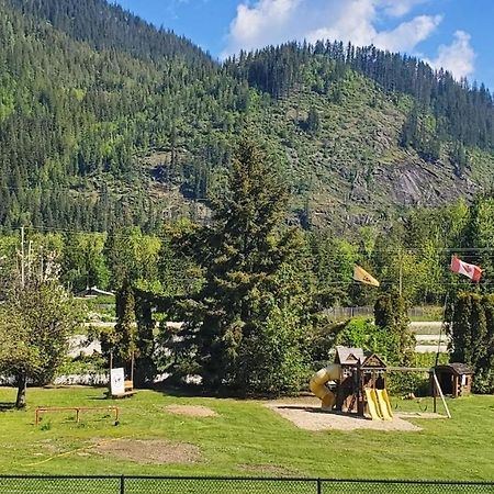 Sicamous Rv & Cabin Resort Malakwa Luaran gambar