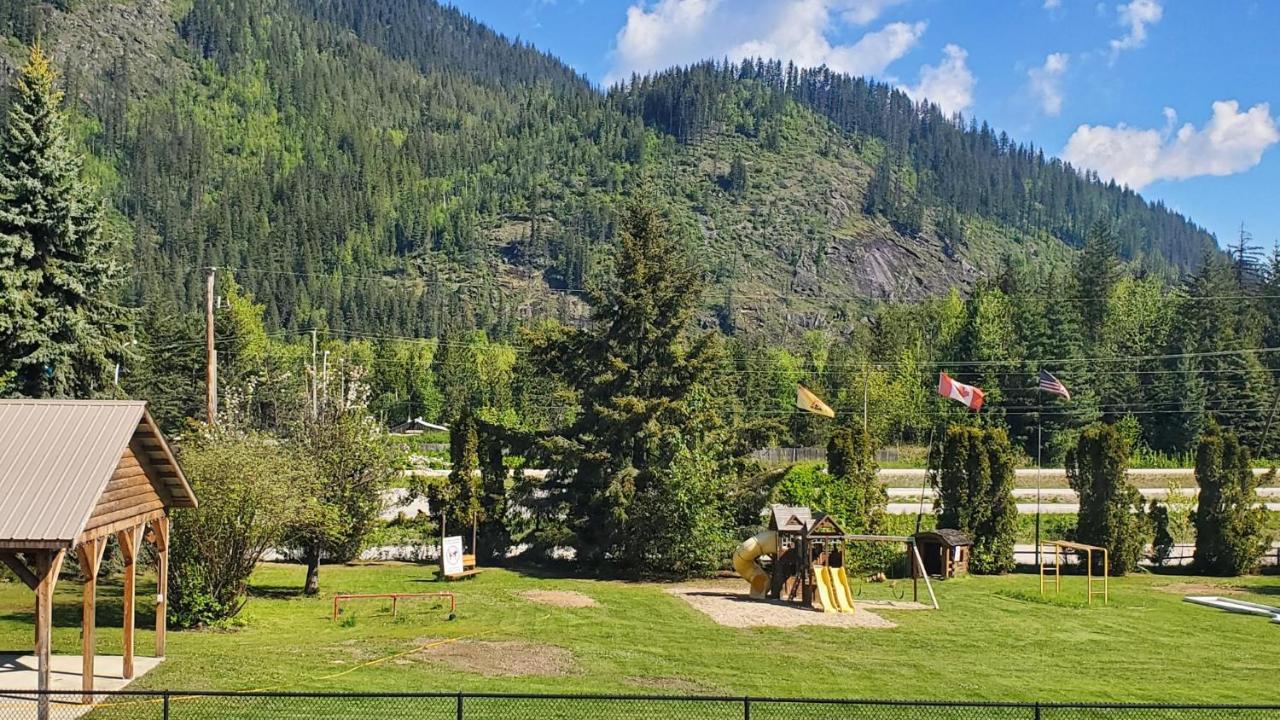 Sicamous Rv & Cabin Resort Malakwa Luaran gambar